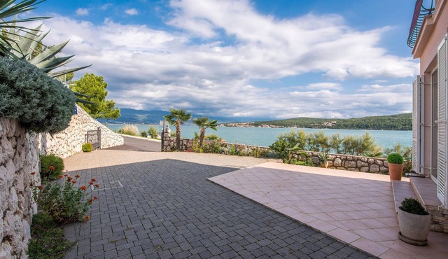 Beautiful apartment in Cizici with WiFi in Cizici