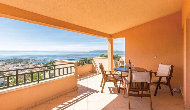 Beautiful apartment in Makarska with WiFi