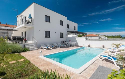 Beautiful Apartment In Umag With Wifi in Umag