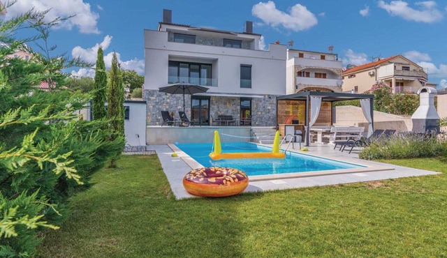 Beautiful holiday house ELEGANCE with heated pool