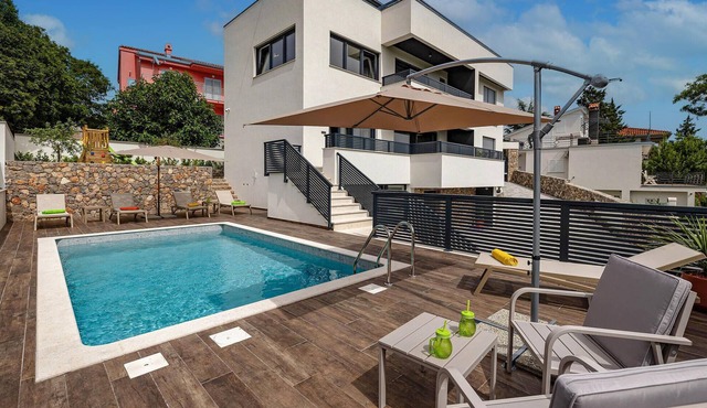 Beautiful home in Novi Vinodolski with sauna