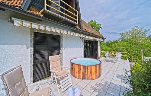 Beautiful Home In Donji Zvecaj With Wifi