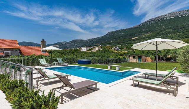 Beautiful home in Kastel Luksic in Kastel Luksic