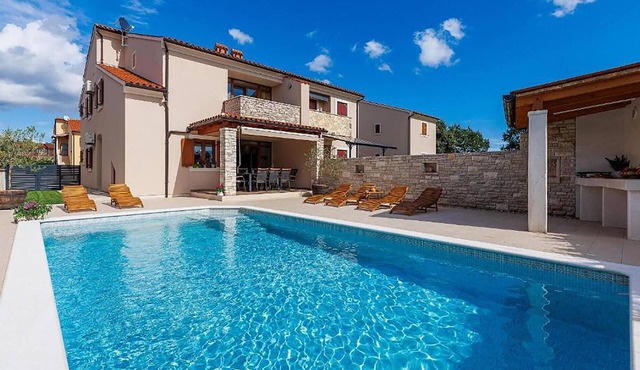 Beautiful home in Segotici