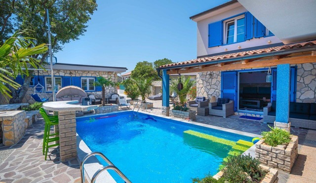 Beautiful private villa for 8 guests with A/C, private pool, hot tub, WIFI, TV and terrace in Novi Vinodolski