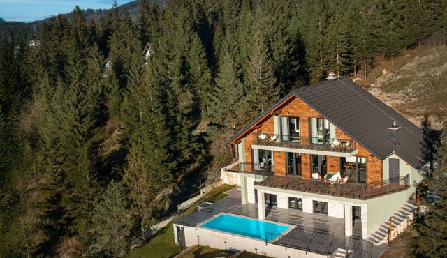Beautiful private villa for 8 people with A/C, hot tub, WIFI, private pool, TV and terrace