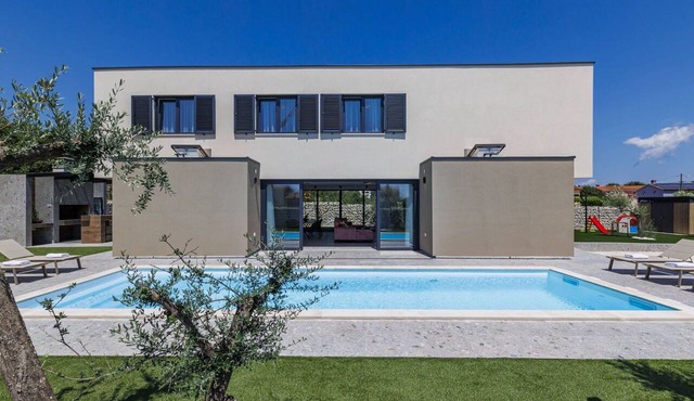 Beautiful private villa for 8 guests with WIFI, private pool, A/C, TV and terrace in Kabolovi Dvori