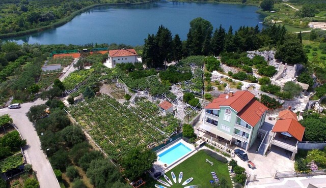 Beautiful private villa for 25 guests with pool, WIFI, A/C, TV and patio in Peračko Blato