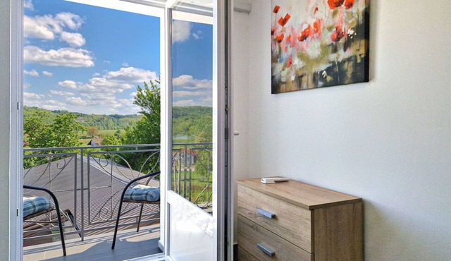 Beautiful private villa for 7 guests with WIFI, hot tub, TV, patio, pets allowed and panoramic v. in Jastrebarsko