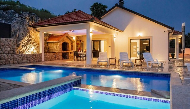 Beautiful private villa for 10 guests with A/C, private pool, internet, TV, terrace and pets all. in Grabovci