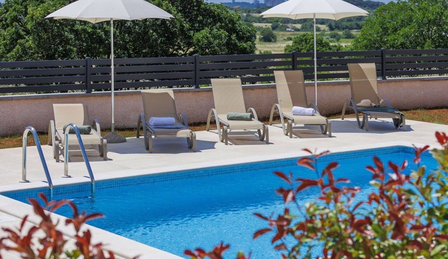 Beautiful private villa for 5 people with A/C, private pool, WIFI, TV, terrace and panoramic view
