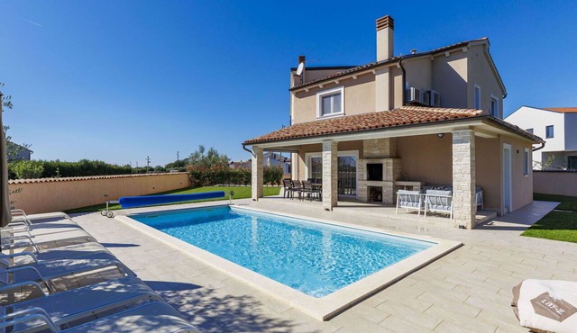 Beautiful private villa for 8 people with A/C, private pool, WIFI, TV, terrace and pets allowed in Loborika