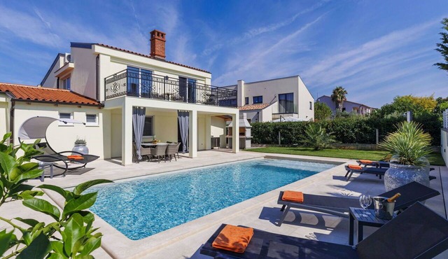 Beautiful private villa for 7 guests with private pool, A/C, WIFI, TV and terrace