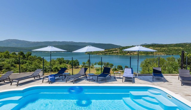 Beautiful private villa for 8 guests with WIFI, private pool, hot tub, A/C, TV and terrace