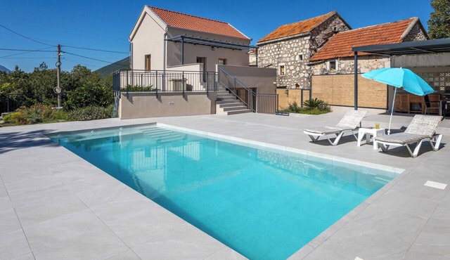 Beautiful private villa for 6 guests with WIFI, private pool, A/C, TV and terrace in Škulja