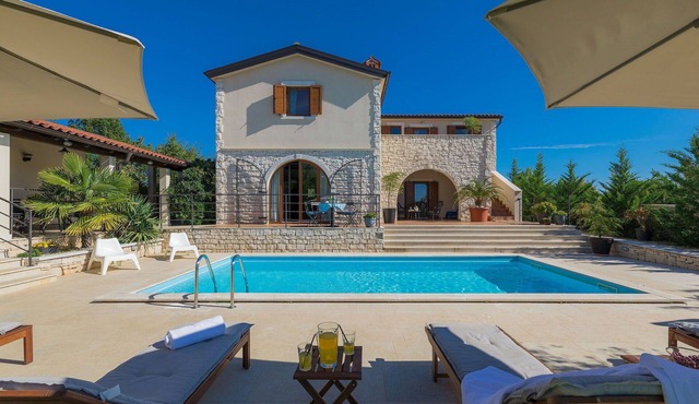 Beautiful private villa for 8 guests with WIFI, A/C, private pool, TV, terrace and pets allowed in Pazin