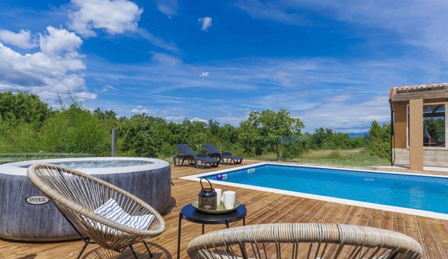 Beautiful private villa for 5 guests with private pool, hot tub, internet, A/C and TV