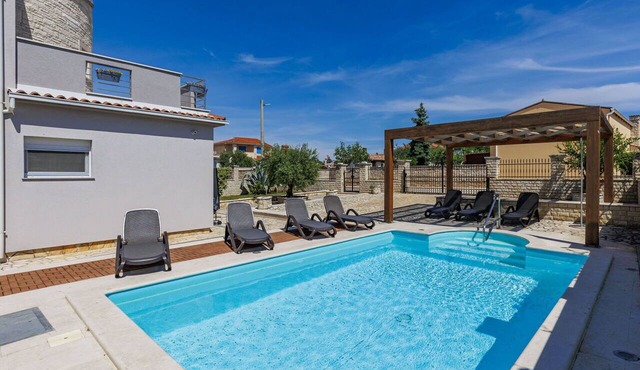 Beautiful private villa for 8 people with WIFI, private pool, A/C, TV, terrace and pets allowed in Pazin
