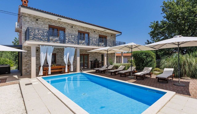 Beautiful private villa with A/C, WIFI, private pool, hot tub, TV, terrace and pets allowed