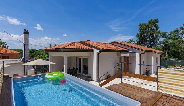 Beautiful private villa for 6 guests with WIFI, private pool, A/C, TV and terrace