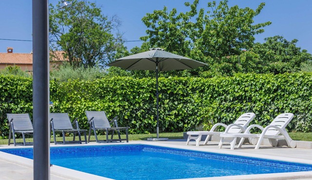 Beautiful private villa for 6 guests with private pool, A/C, WIFI, TV and terrace in Porec