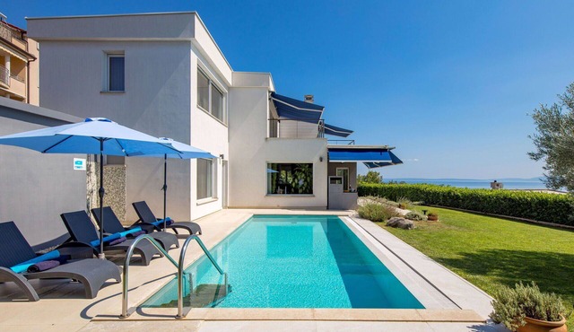 Beautiful private villa for 10 people with A/C, WIFI, private pool, TV and terrace in Rijeka