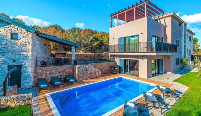 Beautiful private villa with private pool, A/C, WIFI, hot tub, TV, terrace and panoramic view