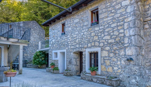 Beautiful private villa with A/C, pool, WIFI, TV, terrace, pets allowed and panoramic view in Rijeka
