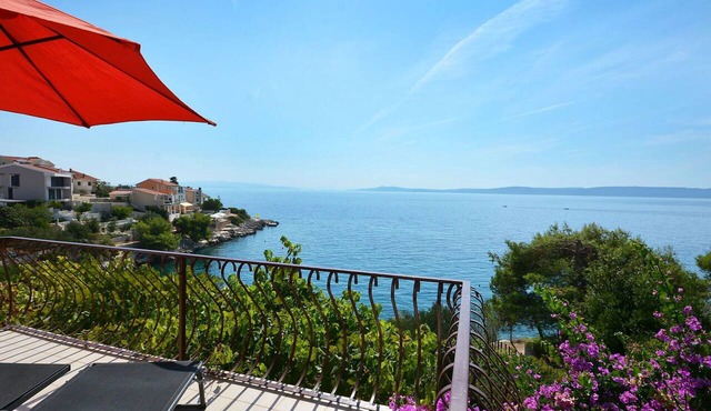 Beautiful private villa for 7 guests with A/C, WIFI, TV, terrace and pets allowed in Solin