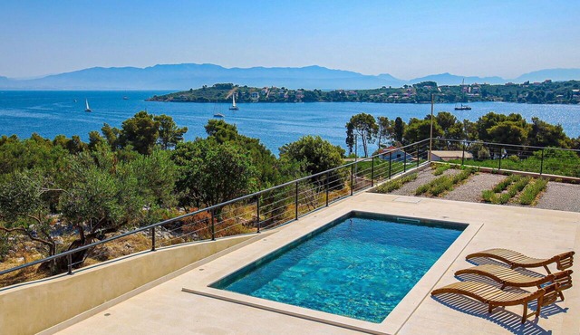 Beautiful private villa for 6 guests with A/C, private pool, WIFI, TV and terrace in Solin