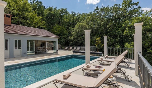 Beautiful private villa for 8 people with hot tub, WIFI, private pool, A/C and TV in Solin
