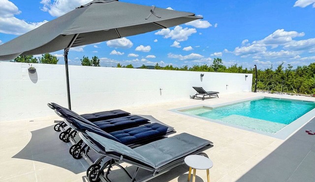 Beautiful private villa for 6 people with private pool, A/C, WIFI, TV, terrace and pets allowed in Vodice