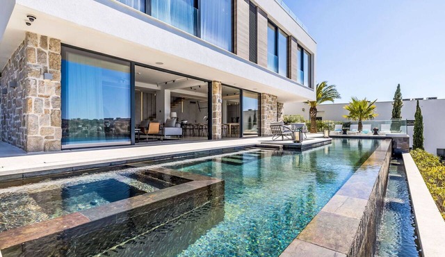 Beautiful private villa for 6 guests with WIFI, hot tub, private pool, A/C, TV and terrace in Vodice