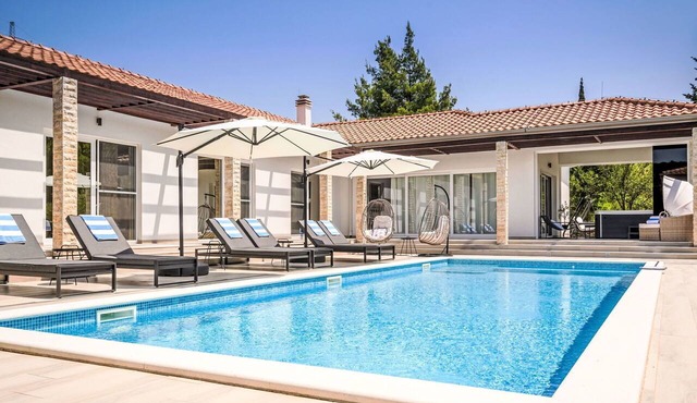 Beautiful private villa with private pool, hot tub, A/C, WIFI, TV, terrace and pets allowed in Vodice