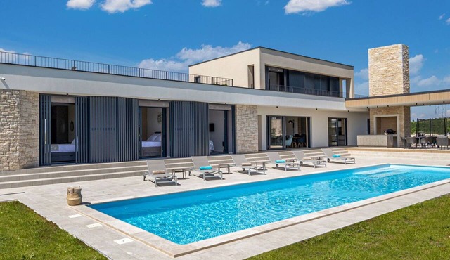 Beautiful private villa with A/C, hot tub, WIFI, private pool, TV, terrace and pets allowed in Umag