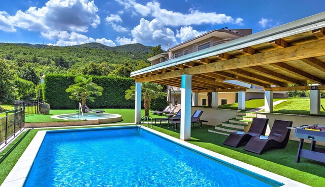 Beautiful villa for 10 guests with hot tub, A/C, WIFI, private pool, TV and patio