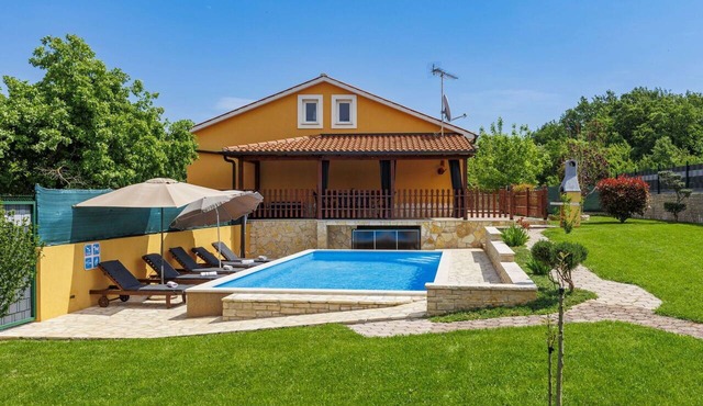 Beautiful villa for 5 guests with WIFI, private pool, A/C, TV, terrace and pets allowed in Pazin