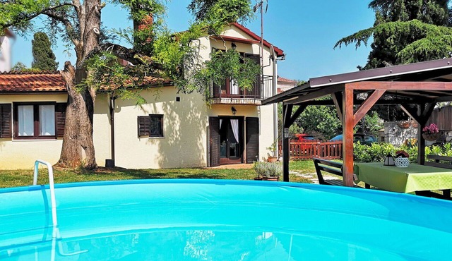 Beautiful villa for 6 guests with private pool, WIFI, A/C, TV, terrace and pets allowed in Pazin