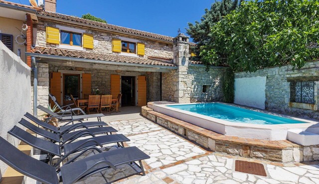 Beautiful villa for 6 guests with private pool, internet, TV, terrace and pets allowed