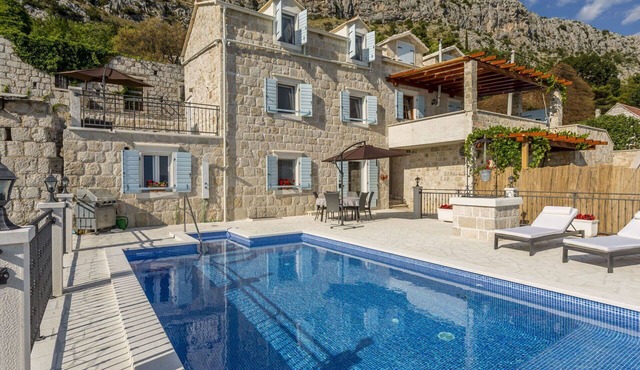 Beautiful villa for 6 guests with private pool, WIFI, A/C, TV, patio and pets allowed in Solin