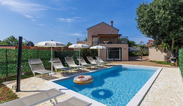 Beautiful villa for 8 guests with A/C, WIFI, private pool, TV, terrace and pets allowed