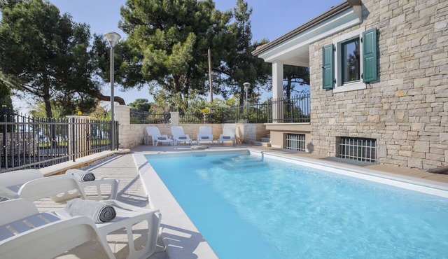 Beautiful villa for 8 people with private pool, A/C, WIFI, TV and terrace in Umag