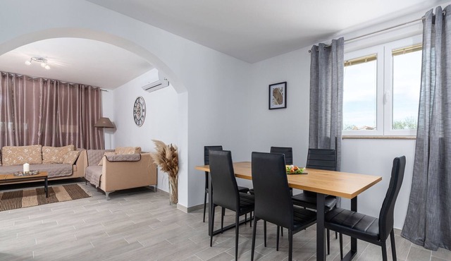 Beautiful villa for up to 6 persons with private pool and garden in Kastelir