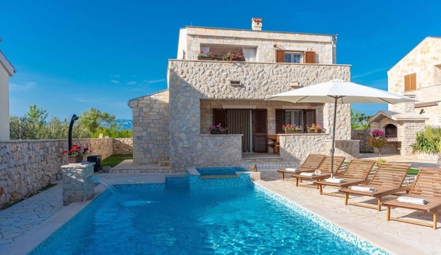 Beautiful Villa in Privlaka with a heated swimming pool, jacuzzi and sauna