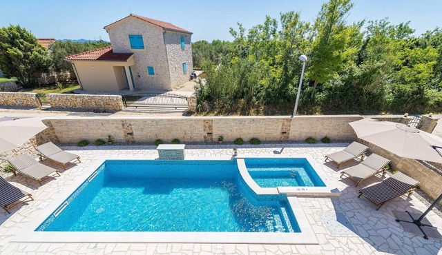 Beautiuful stonehouse Villa in Privlaka with heated pool, jacuzzi and sauna for 8 people