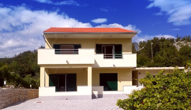 Big house for 8 people with mountain view near seaside. in Zagvozd