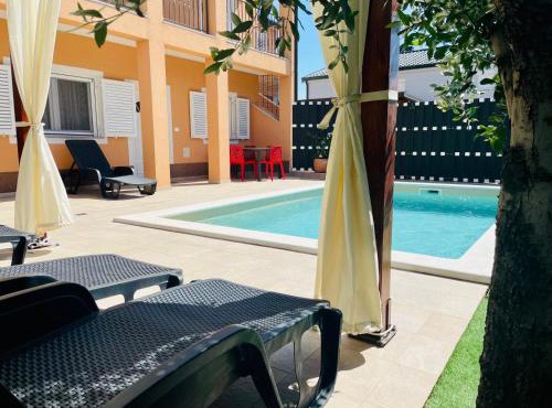 Boutique Apartment with Private Heated Pool in Novigrad Istria
