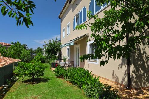 BOŽICA House with apartments in Murine
