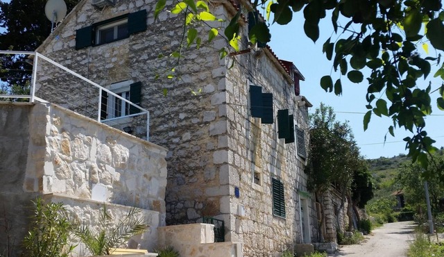 Charmantes Steinhaus mit Pool und Panoramablick by Interhome