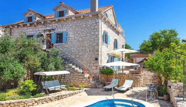 Charming 3-BR Villa for 7 with pool, near the sea